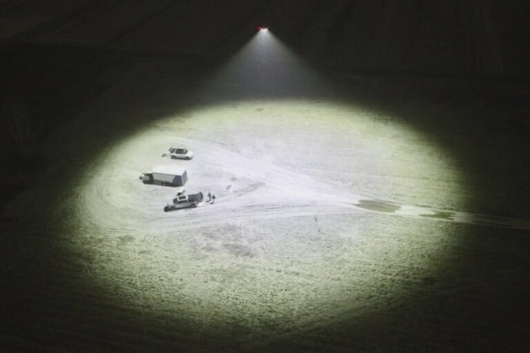 【まるでUFO】投光器を”空に設置する”照明ドローン【夜空に出現する不気味な光】