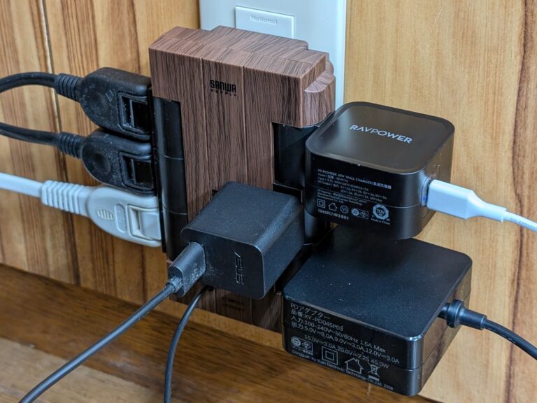 重いACアダプターもガッチリ保持、回転式6ポートを備えた電源タップ – ケータイ Watch