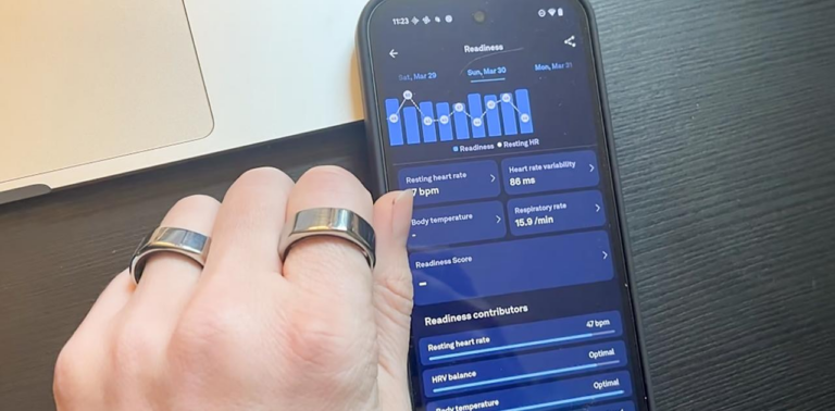 スマートリングOura Ringは、どの指につけるべきか実験してみた。メーカーは「人差し指」推奨だけど… | ライフハッカー・ジャパン