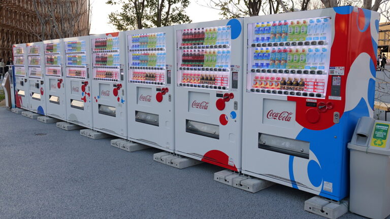 万博の自動販売機は水が160円でコーラは200円でアクエリアスも200円 – GIGAZINE