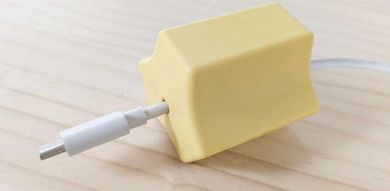 机の上の充電ケーブルずり落ちる問題、「IKEAの重し」を使ったら日々の些細なストレスから解放された