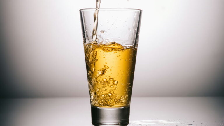 「健康のためにおしっこを飲む」ことは本当にメリットがあるのか？ – GIGAZINE