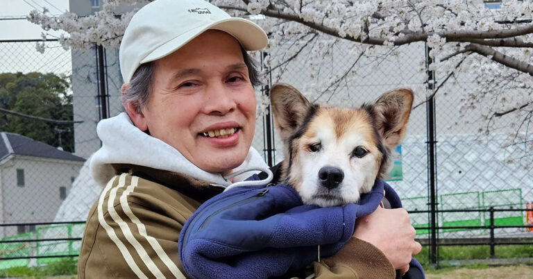 71歳おじいちゃんと21歳ワンコの“花見ショット”→ChatGPTを使ったら……　「涙出るほど笑った」「勝手に加工すなw」