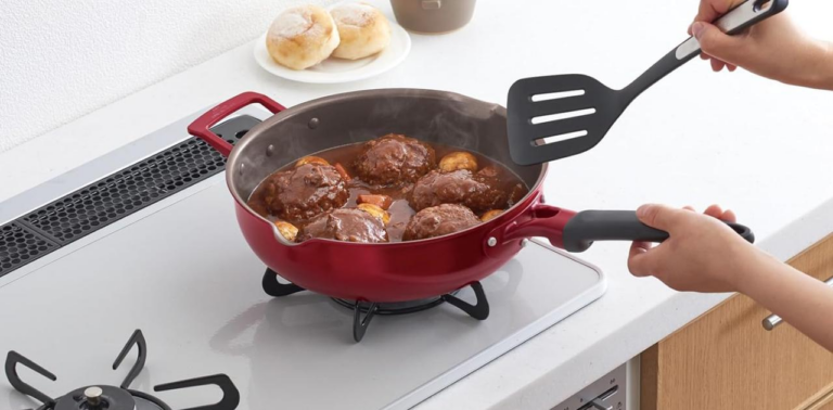サーモスの深型フライパンなら、唐揚げもパスタも煮込みハンバーグもこれひとつでOK！