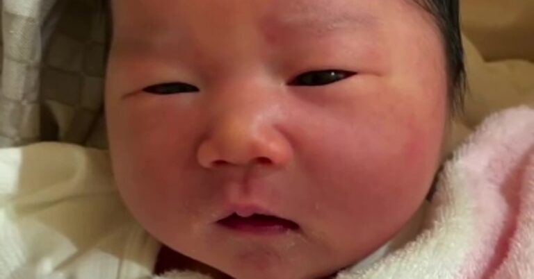 心配なほど「じゃがいもっぽい」と思っていた赤ちゃんが4カ月後……　ママも驚く予想外な成長に「神秘的だわ」「天使のほほ笑み」