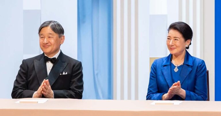 皇后さま、「ロイヤルブルー」で華やかさ演出　天皇陛下は黒の蝶ネクタイ【10万いいね】