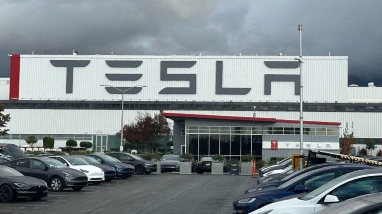 マスク氏に皮肉 米政権内で泥仕合