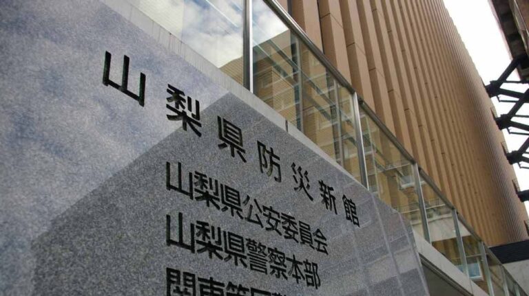 団地の自室に女性遺棄疑い 男逮捕