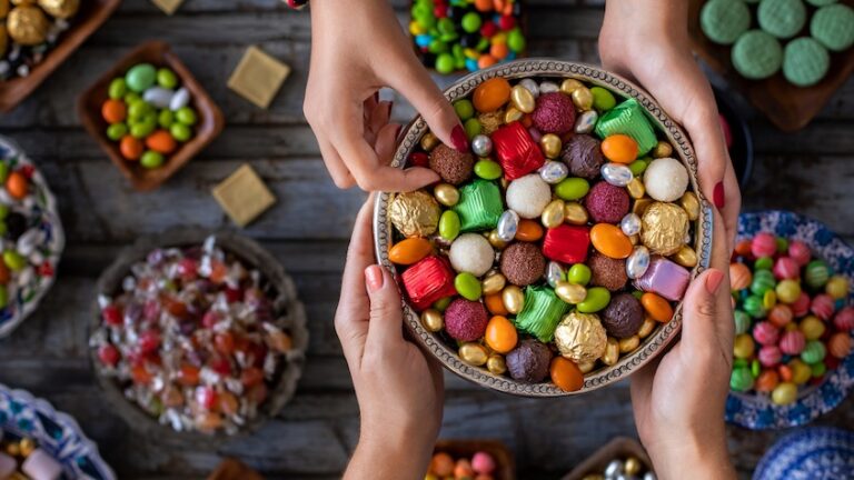 Z世代の「推し活」はシェアで幸福度UP！リアルな繋がりと「推し×チョコ」の意外な関係 | TABI LABO