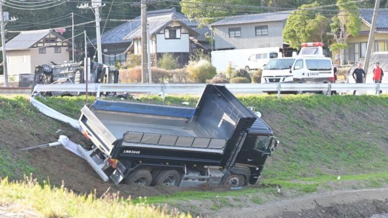 ダンプと衝突 軽の男女2人死亡