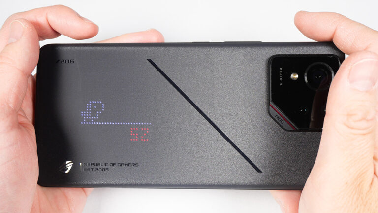 ASCII.jp：背面でレトロ風ゲームが遊べてゲーム尽くしの最新ゲーミングスマホ「ROG Phone 9 Pro」レビュー (1/3)