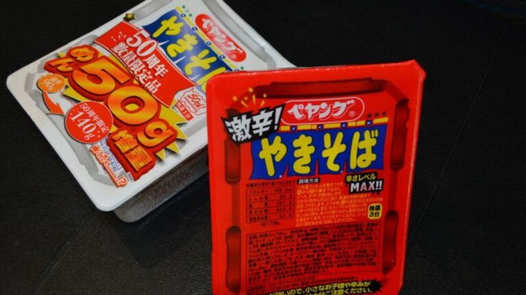 ペヤング50年 やきそば584種生む