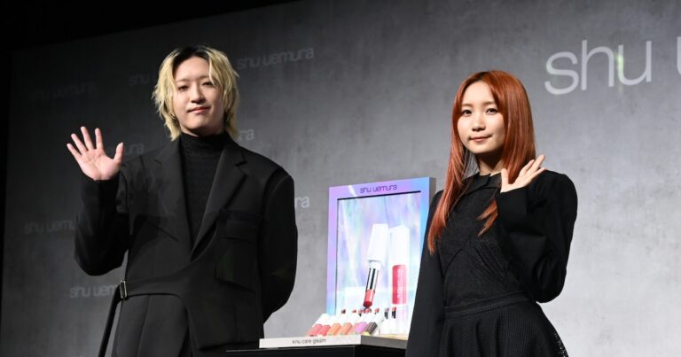 YOASOBIがシュウ ウエムラのアンバサダーに就任、2人が新たに始めたいことは