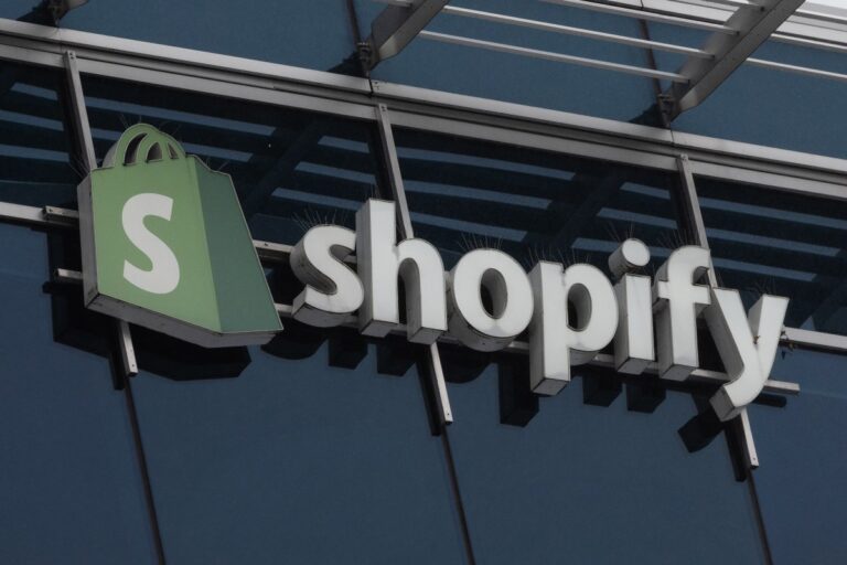 ShopifyのCEOは、成長する前にAIの使用を検討するようチームに伝えます