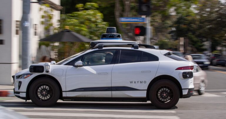 Waymo Robotaxiは、チックフィルAドライブスルーに閉じ込められました