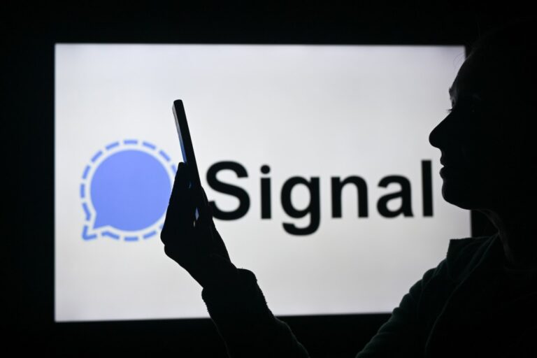 伝えられるところによると、ホワイトハウスは自動接続されたiPhone連絡先のシグナルスキャンダルを非難すると伝えられています