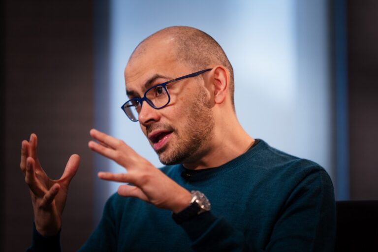 Googleは、ライバルに参加するのではなく、1年間何もしないためにAIスタッフに何人かの支払いをしていると言われています