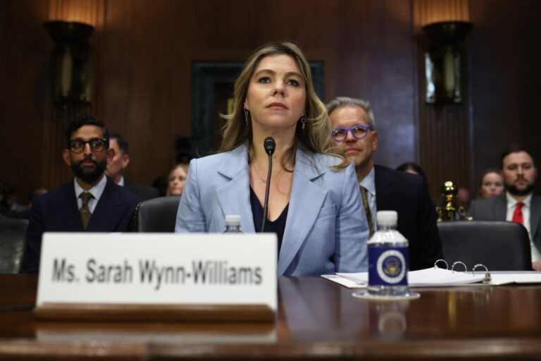 メタの内部告発者サラ・ウィン・ウィリアムズは、彼らの「感情的な状態」に基づいて、会社のターゲット広告を10代でターゲットにしたと言います