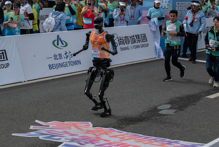 ロボットはゆっくりとハーフマラソンを走ります