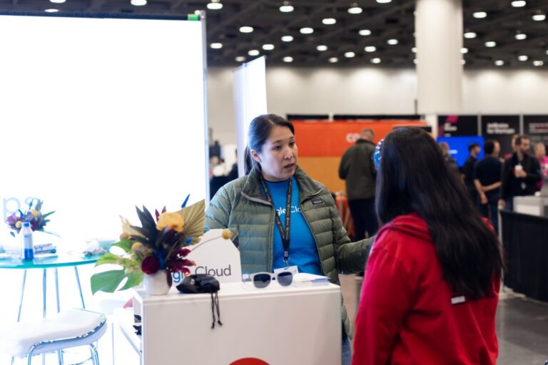 セッションであなたのブランドを後押し：展示テーブル付きAI