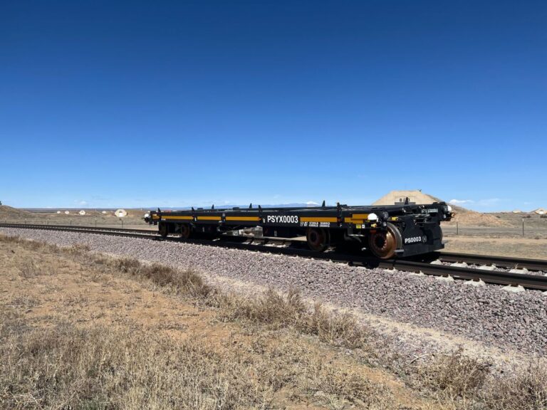 パラレルシステムは、短距離貨物のために自律電気レールを構築しています