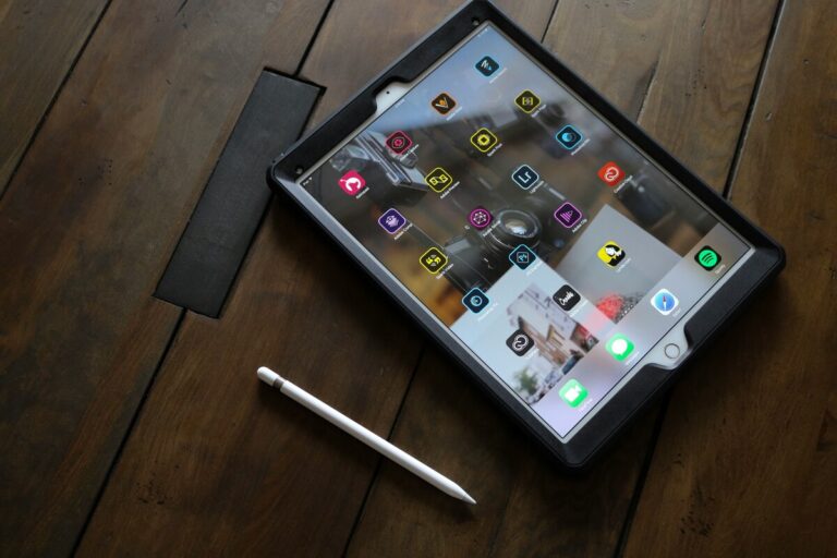アップル「折りたたみiPhone」iPadアプリも動作か