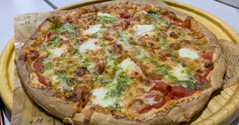 直径30センチの焼きたてピザが390円！「ロピア」のイートインで調子に乗って頼み過ぎて、軽く絶望した……