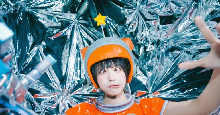 劇場版「僕とロボコ」主題歌、ano「ロりロっきゅんロぼ♡」MVの裏側を公開