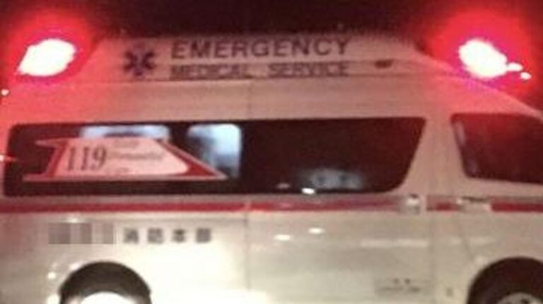 フォークリフトから転落 小1死亡