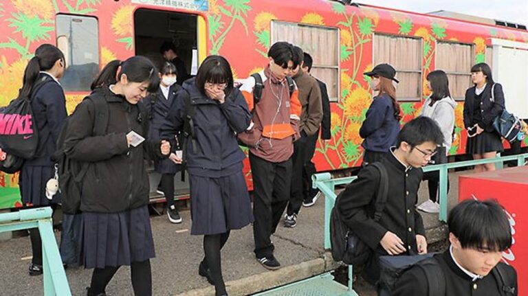 運転士不足で列車減便「激混み」
