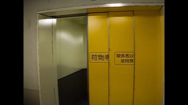 いたずら目的で荷物用エレベーターに乗ってしまうと……　 “ゾクゾクする恐怖映像”が680万表示「怖すぎる」「めっちゃ薄目で見た」