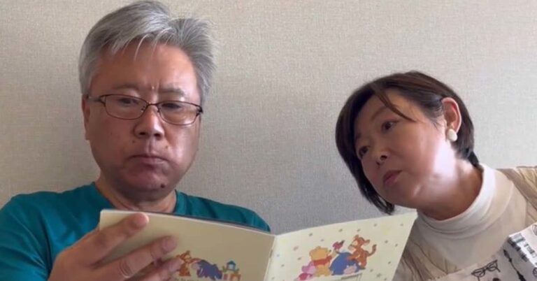 不妊治療に励んだ娘、冊子を見た両親はぴたりと止まり……　“一生忘れられない表情”に「涙が出ます」「良いご両親ですね」