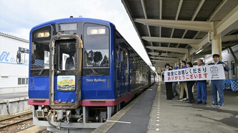 能登「震災語り部観光列車」出発