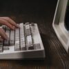 8Bitdo Retro Mechanical Keyboard、Bluetooth/2.4 G/USB-Cホットスワップ対応ゲームキーボード、87キー、英語配列、WindowsとAndroidに適したデュアルスーパープログラマブルボタン(M Edition) - 画像 (7)