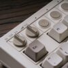 8Bitdo Retro Mechanical Keyboard、Bluetooth/2.4 G/USB-Cホットスワップ対応ゲームキーボード、87キー、英語配列、WindowsとAndroidに適したデュアルスーパープログラマブルボタン(M Edition) - 画像 (8)