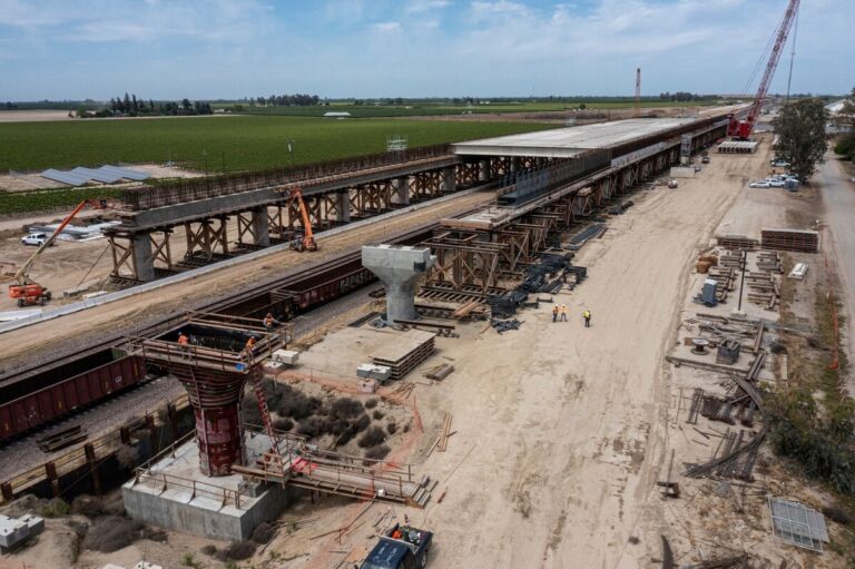 トランプ政権、加州鉄道支援停止へ！