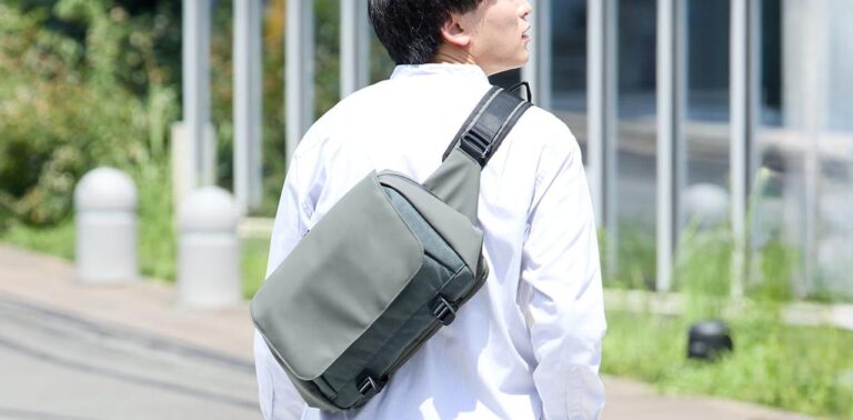 「スリムでも大容量！14インチPCも収納」