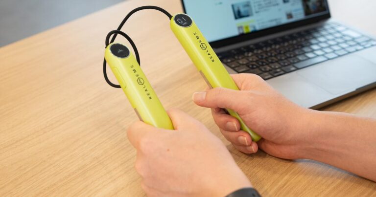 「疲れた手に革命！REAL EMSハンドサポーター」