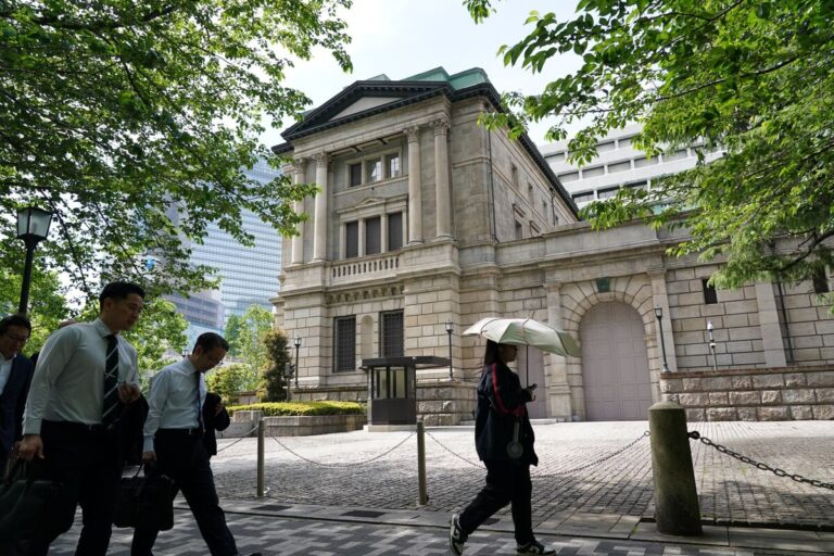 日銀、国債買い入れ減額を検討！来春に注目