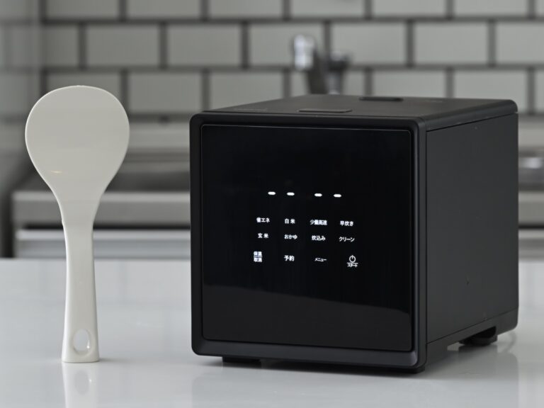 「山善のキューブ型炊飯器、置きやすさ抜群！」