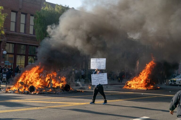 海兵隊、LA到着！警察に無通知でデモ拡大中