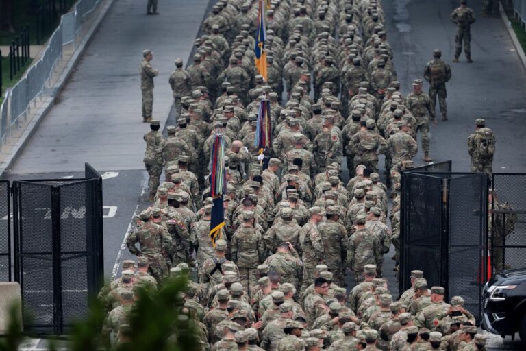 「トランプ、大規模パレード開催も抗議続出」