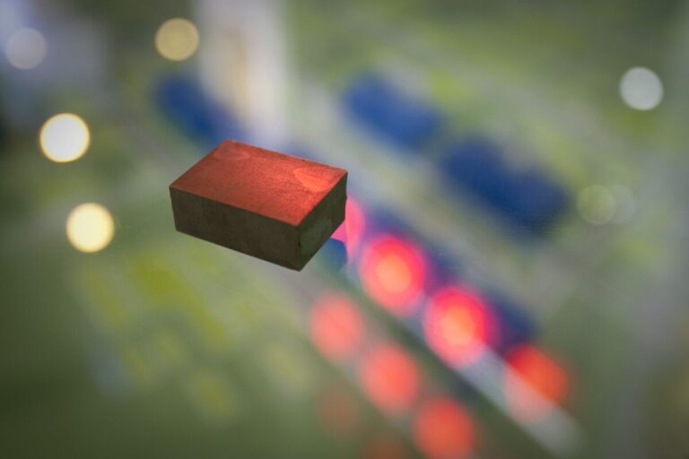 米中合意：レアアース輸出規制は依然難題