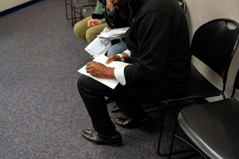 米新規失業保険申請、8カ月ぶり高水準続く