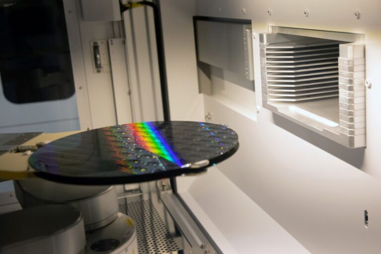 「トランプ政権、対中半導体規制強化へ株下落」