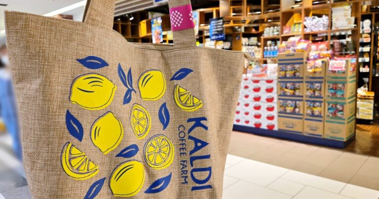 カルディのお得な詰め合わせ「レモンバッグ」、発売10年目にしてまさかの異変…!? お得なのか値上げなのか分からず大混乱