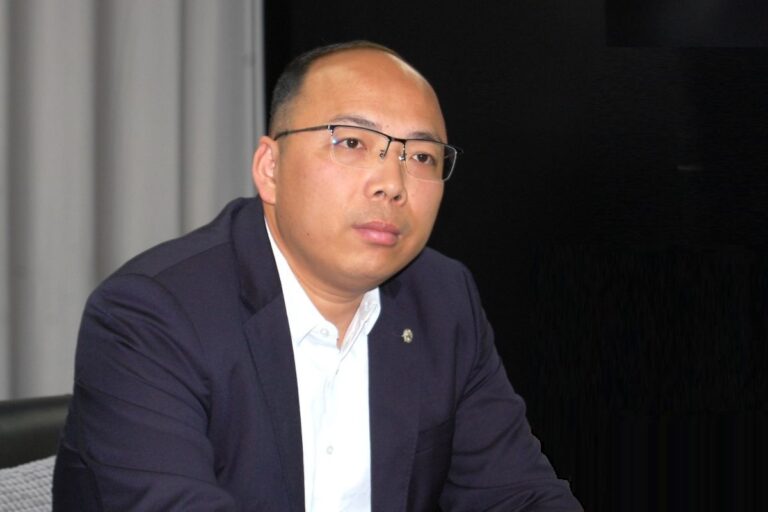 「TCLが変える！超大画面&ベゼルレスの未来」