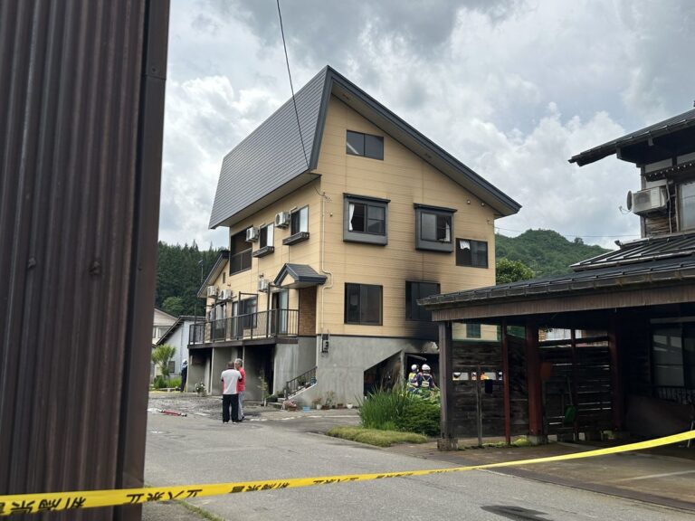 【速報】住宅で火災 1棟が現在も炎上中 男性1人をやけどで搬送《新潟・魚沼市》 – 日テレNEWS NNN