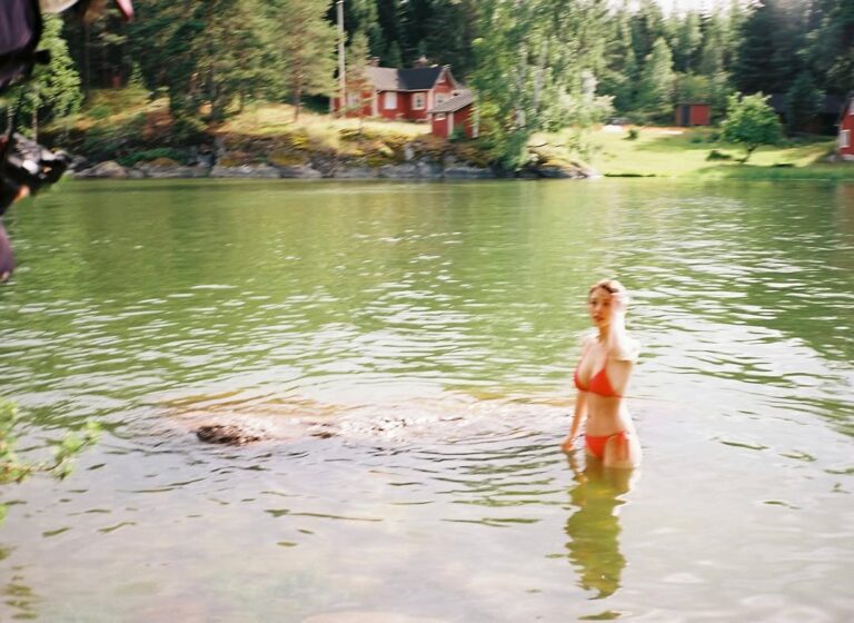「長濱ねる、フィンランドの海で泳ぐ🏊‍♀️✨」