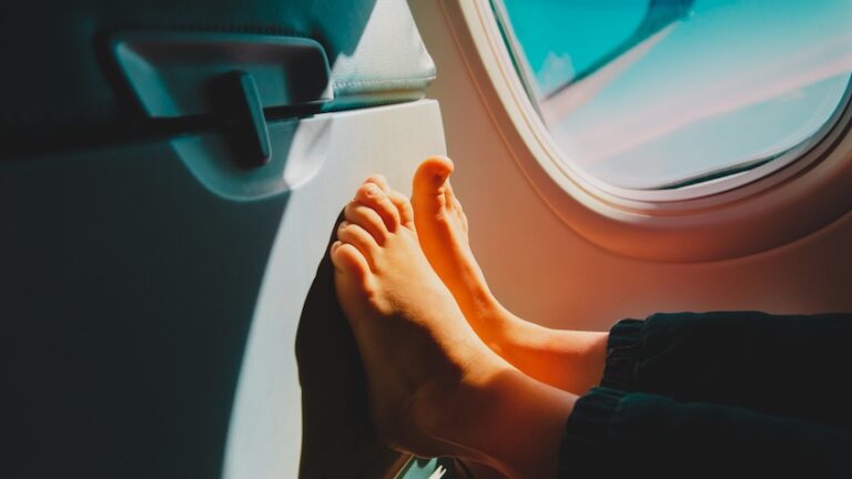 機内「足問題」がSNSで炎上！リラックスと配慮の境界は？